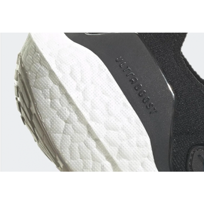 Беговые кроссовки Adidas ULTRABOOST 22 Женские черные GX5591