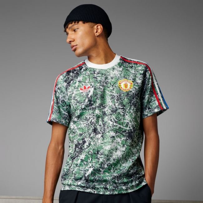 Футболка Adidas для футбола.