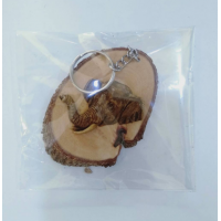 резной деревянный брелок