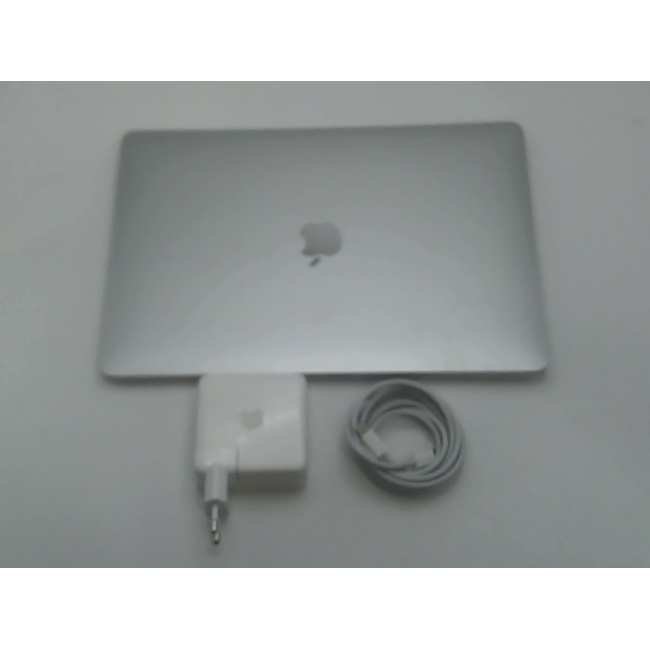 MacBook Pro с зарядным устройством