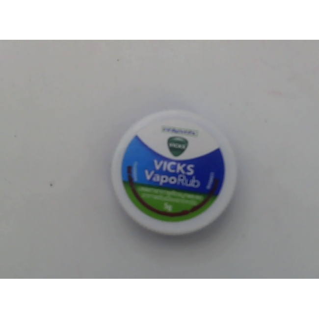 Мазь Vicks VapoRub помогает облегчить заложенность носа.