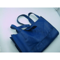 Сумочка из синей кожи размером 40 х 35 см.