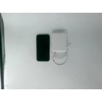 мобильный телефон iphone с зарядным кабелем