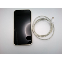 iPhone с зарядным устройством