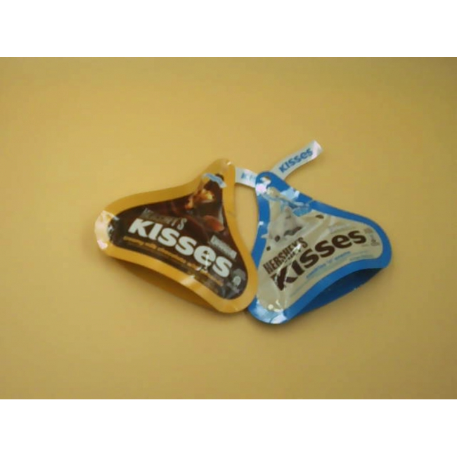 Набор из 2 конфет Hershey's Kisses: шоколад и печенье.