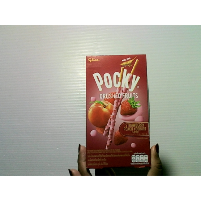 Палочки Pocky с нарезанными фруктами, со вкусом клубнично-персикового йогурта.
