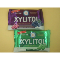 В этот набор входят 2 упаковки жевательной резинки XYLITOL без сахара двух вкусов: лимонная мята и черничная мята, от бренда Lotte.