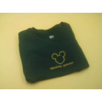 Женская футболка из коллекции UNIQLO UT Disney в цвете мха.