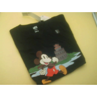 Черная футболка из коллекции Uniqlo UT Mickey Mouse, произведено во Вьетнаме, размер M.