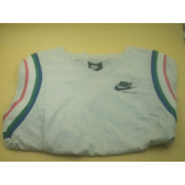 Женская футболка Nike Heritage Sportswear серого цвета с классическим полосатым узором на рукавах.