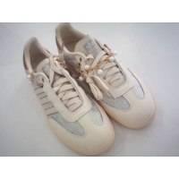 Кроссовки Adidas Samba OG выполнены в расцветке Clover Desert с едва заметным жаккардовым узором.
