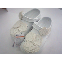 Сабо Crocs унисекс с закрытым носком, многослойной шнуровкой, цветочным узором, цветом «лунный свет».