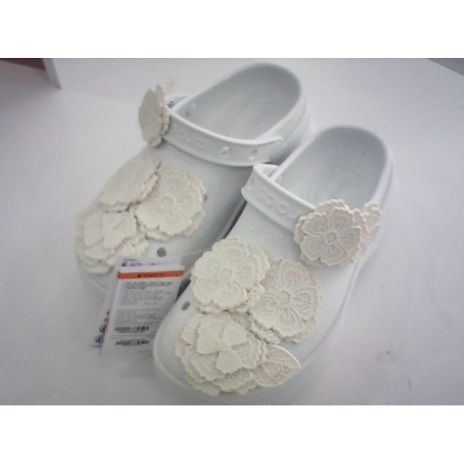 Сабо Crocs унисекс с закрытым носком, многослойной шнуровкой, цветочным узором, цветом «лунный свет».