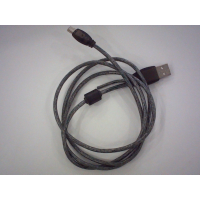 Соединительный кабель имеет один штекер USB-A и один штекер mini USB.