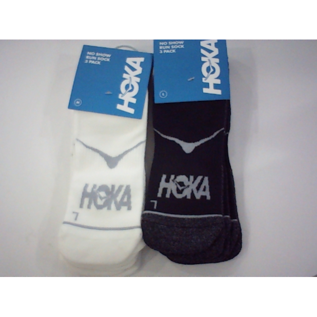 Набор из 5 пар белых и черных спортивных носков марки HOKA.