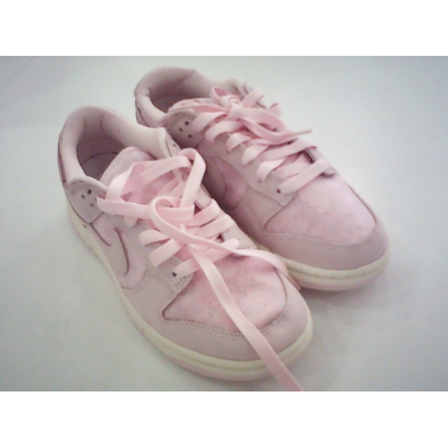 Кроссовки Nike Dunk Low 'Regal Pink' выделяются изящной шнуровкой, покрывающей нежно-розовый верх.