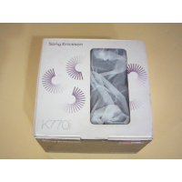Телефон Sony Ericsson K770i выполнен в белом цвете с фиолетовыми узорами в виде вееров (в комплекте коробка).