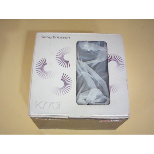 Телефон Sony Ericsson K770i выполнен в белом цвете с фиолетовыми узорами в виде вееров (в комплекте коробка).