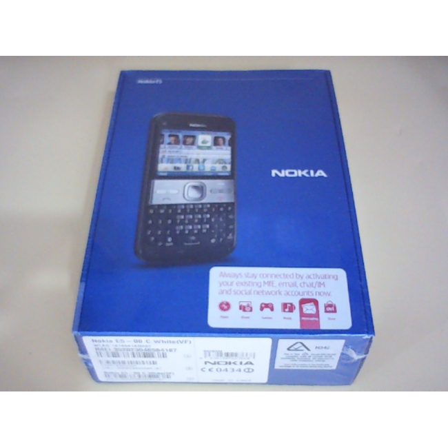Телефон Nokia E5 оснащен характерной для серии Nokia E QWERTY-клавиатурой и 2,36-дюймовым экраном.