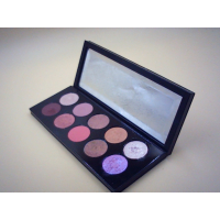 Эта палетка теней для век называется Pat McGrath Labs Mothership IX: Huetopian Dream и включает 10 разнообразных оттенков, от розовых тонов до яркого фиолетового мерцания.