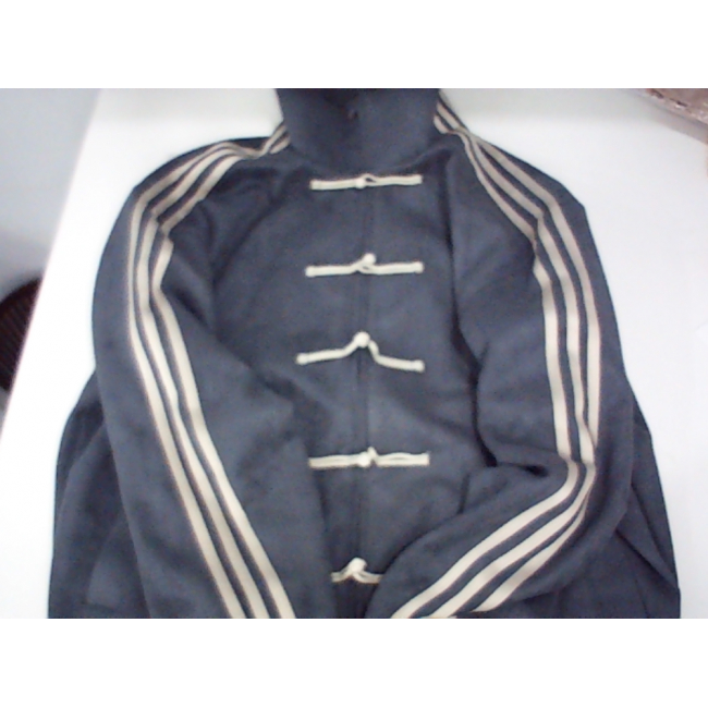 Áo khoác vest kiểu Đường Trung Hoa của Adidas, với thiết kế cài khuy thắt nút truyền thống.
