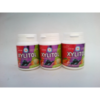 Жевательная резинка Lotte Xylitol с фруктовым вкусом.