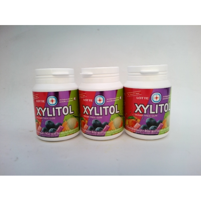 Жевательная резинка Lotte Xylitol с фруктовым вкусом.