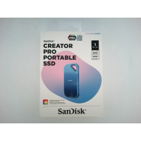 Портативный внешний SSD-накопитель бренда SanDisk.