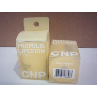 Этот набор из 2 бальзамов для губ CNP Laboratory Propolis Lipcerin объемом 15 мл, произведенных в Корее, упакован в прозрачную желтую коробку.