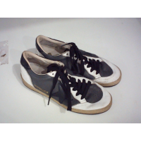 Кроссовки Golden Goose Ball Star отличаются верхом из темно-серой кожи и контрастным фирменным логотипом в виде звезды.