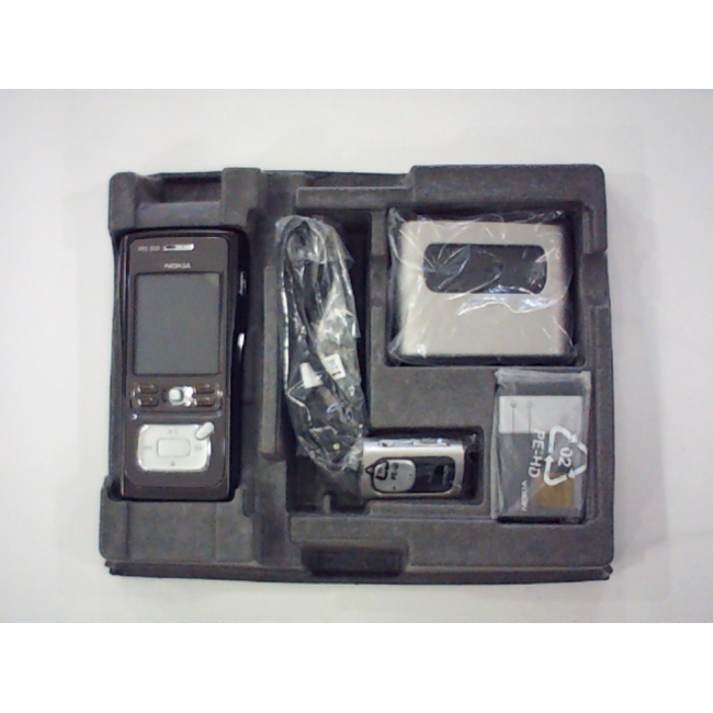 В комплект телефона Nokia N91 входят основной блок, зарядное устройство, карта памяти и наушники (в коробке).