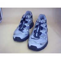 Кроссовки Salomon XT-QUEST серебристого и черного цвета отличаются уникальным гибридным дизайном, сочетающим в себе элементы электроники и современного стиля.