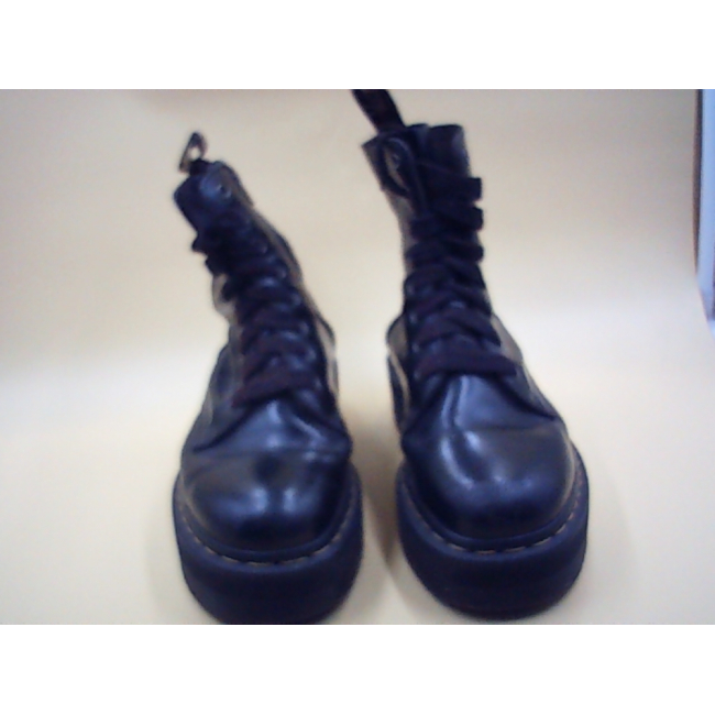 Эти черные ботинки Dr. Martens Jadon выделяются своей толстой платформенной подошвой и удобной боковой молнией.