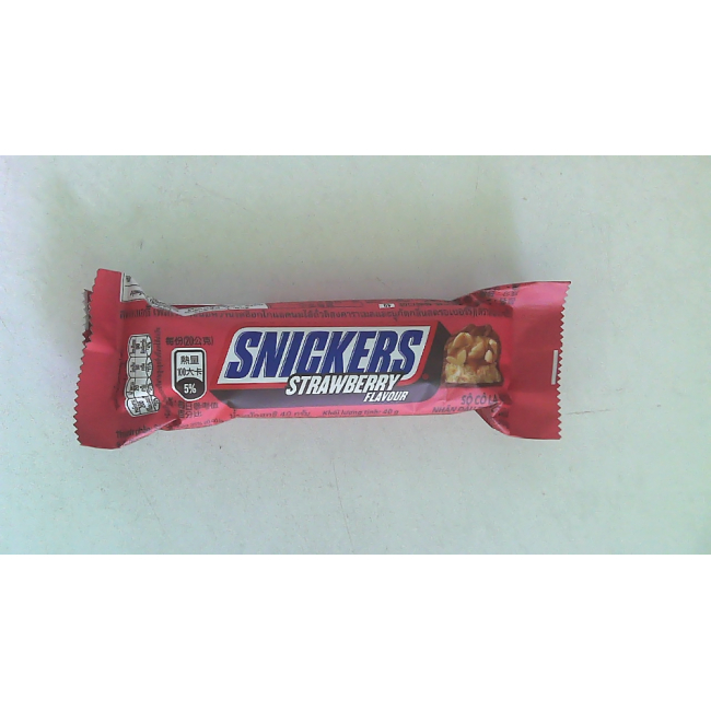 Клубничный шоколад, марка Snickers.