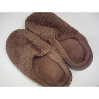 Домашние тапочки Snoozies имеют мягкий внешний слой из коричневого флиса.