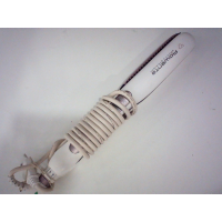 Это белый выпрямитель для волос Rowenta Premium Care Brush & Straight (модель SF7510) со встроенной натуральной расческой для придания объема.
