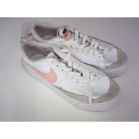 Женские низкие кроссовки Nike Blazer на платформе белого цвета со светло-розовым логотипом.