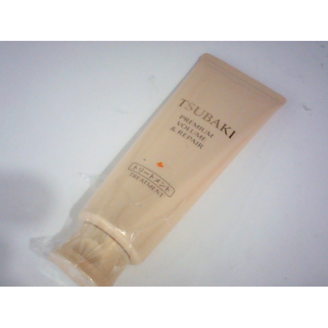 Shiseido Tsubaki Premium Volume & Repair Treatment — средство для восстановления и придания объема поврежденным волосам.