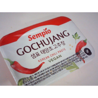 Sempio Gochujang — корейская паста из красного перца чили, остро-сладкая приправа.