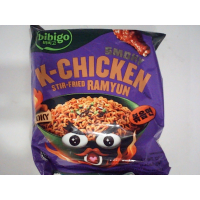 Жареный рамен Bibigo Smoky K-Chicken.