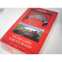 Подарочный набор из вьетнамского кофе Mountain Legend Robusta Blend в ярко-красной коробке.
