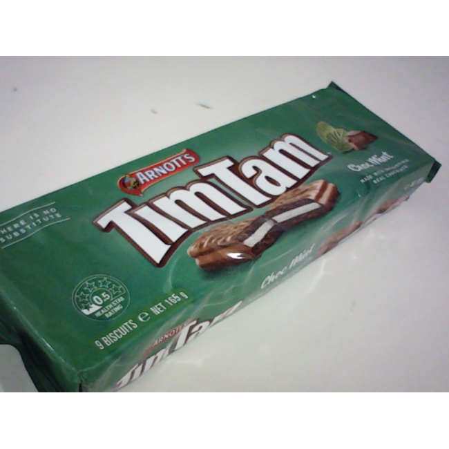 Печенье Arnott's Tim Tam Choc Mint — австралийское шоколадное лакомство с кремовой начинкой.