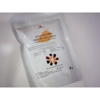 Пакетик (150 г) мягких сушеных манго марки Bản Cacao, покрытых темным шоколадом.