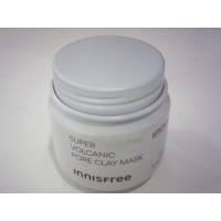 Глиняная маска для лица Innisfree Super Volcanic Pore Clay Mask, узнаваемая по белой баночке и фирменному знаку.