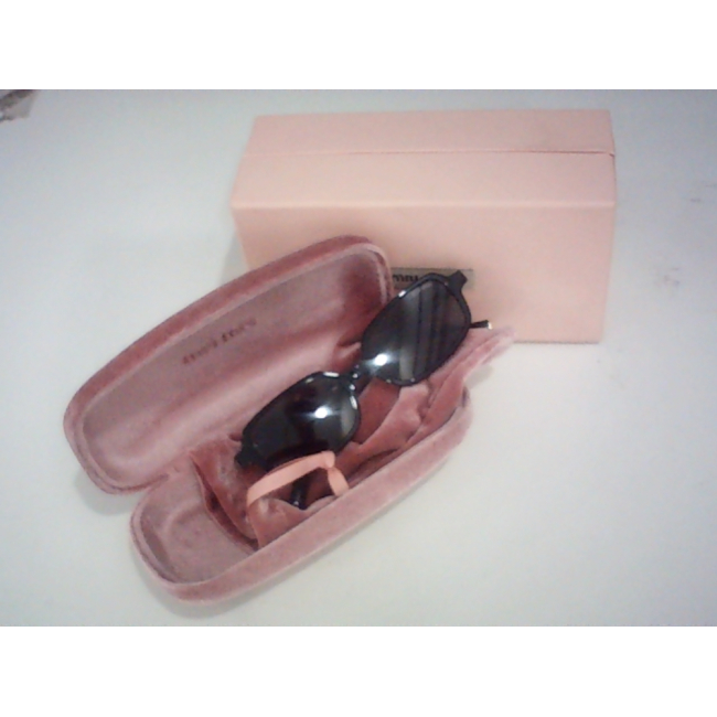 Солнцезащитные очки Miu Miu SMU04Z Regard Oval упакованы в фирменный розовый бархатный футляр и соответствующую фирменную коробку.