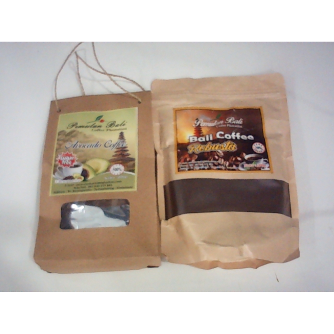 Молотый индонезийский кофе Banyuatis Bali (Kopi Bali) упакован в коричневый бумажный пакет весом 200 г и поставляется в соответствующей подарочной сумке.