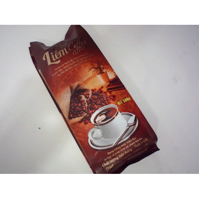 Liêm Coffee — вьетнамский бренд кофе чистой обжарки, отличающийся насыщенным коричневым дизайном упаковки и изображением чашки черного кофе на блюдце.