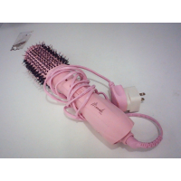Розовая щетка для сушки волос Mermade Hair Blow Dry Brush имеет фирменную пастельно-розовую ручку и овальную насадку с щетиной для сушки и укладки.