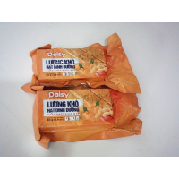Набор из 2 упаковок Daisy Nutrient Hardtack (питательные хлопья) от Huu Nghi Food, каждая в индивидуальной вакуумной фольгированной упаковке оранжевого цвета весом 80 г.