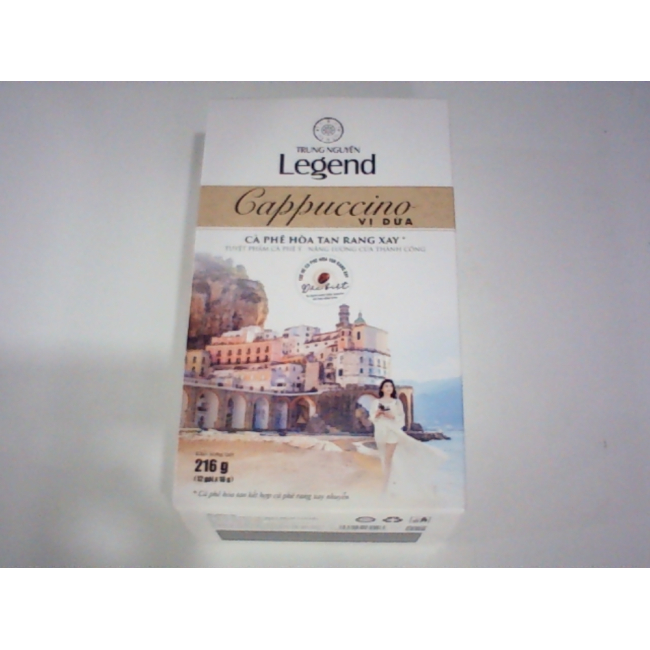 Растворимый кофе Trung Nguyên Legend Cappuccino (вероятно, с кокосом или фундуком), на лицевой стороне упаковки изображен живописный прибрежный пейзаж.